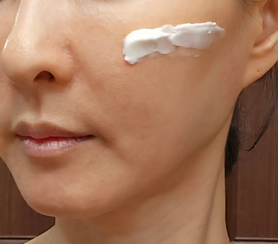 크림을 바른 피부 표현
