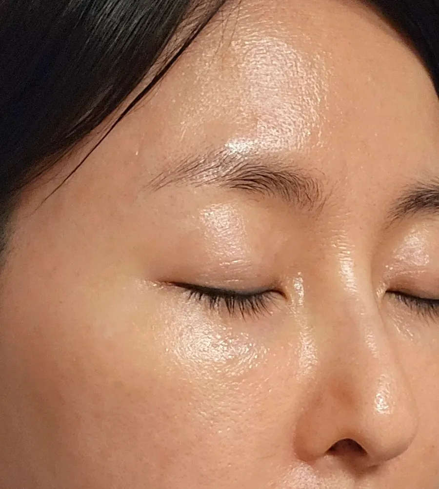 은은한 윤광이 남은 피부