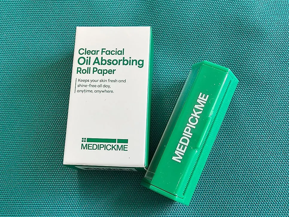 Portable oil blotting paper set