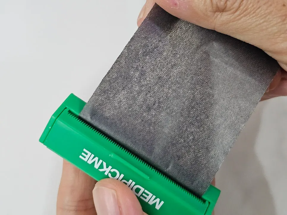 Roll oil blotting paper used to clear oil
