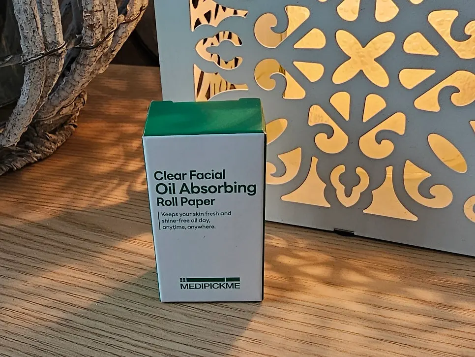 Roll oil blotting paper dispensing only the needed amount