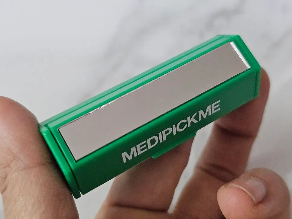 Oil blotting paper case with an attached mirror