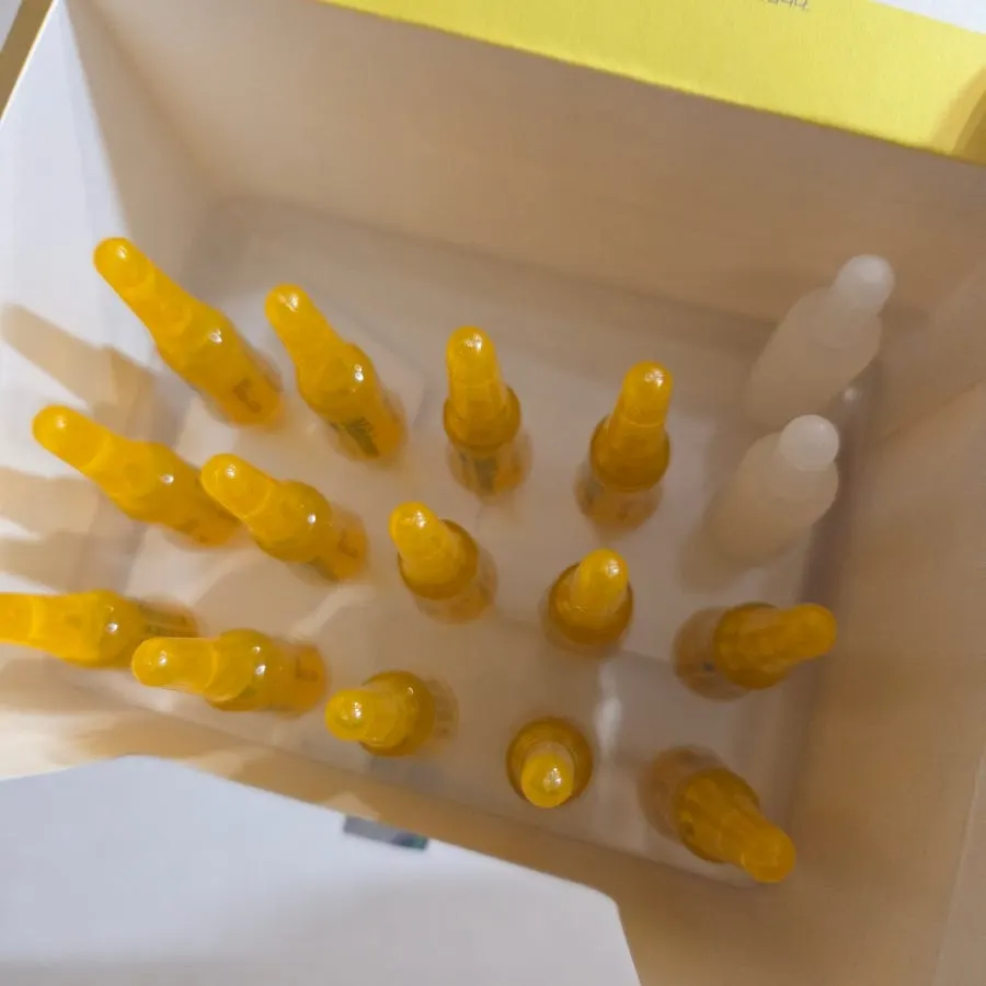 Snapping open the ampoule container