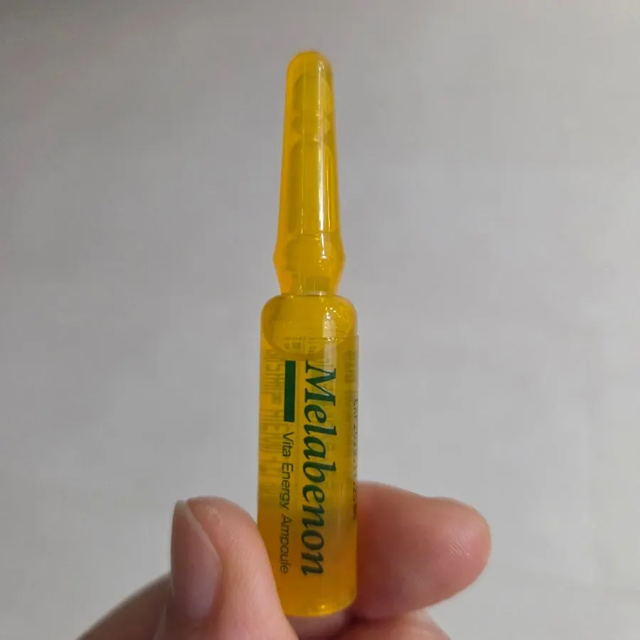 Ampoule container during the opening process