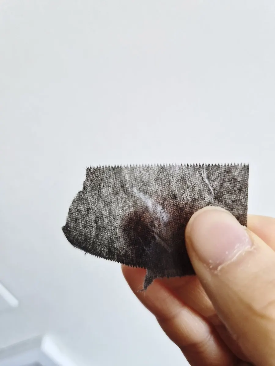 Roll blotting paper for managing facial oil