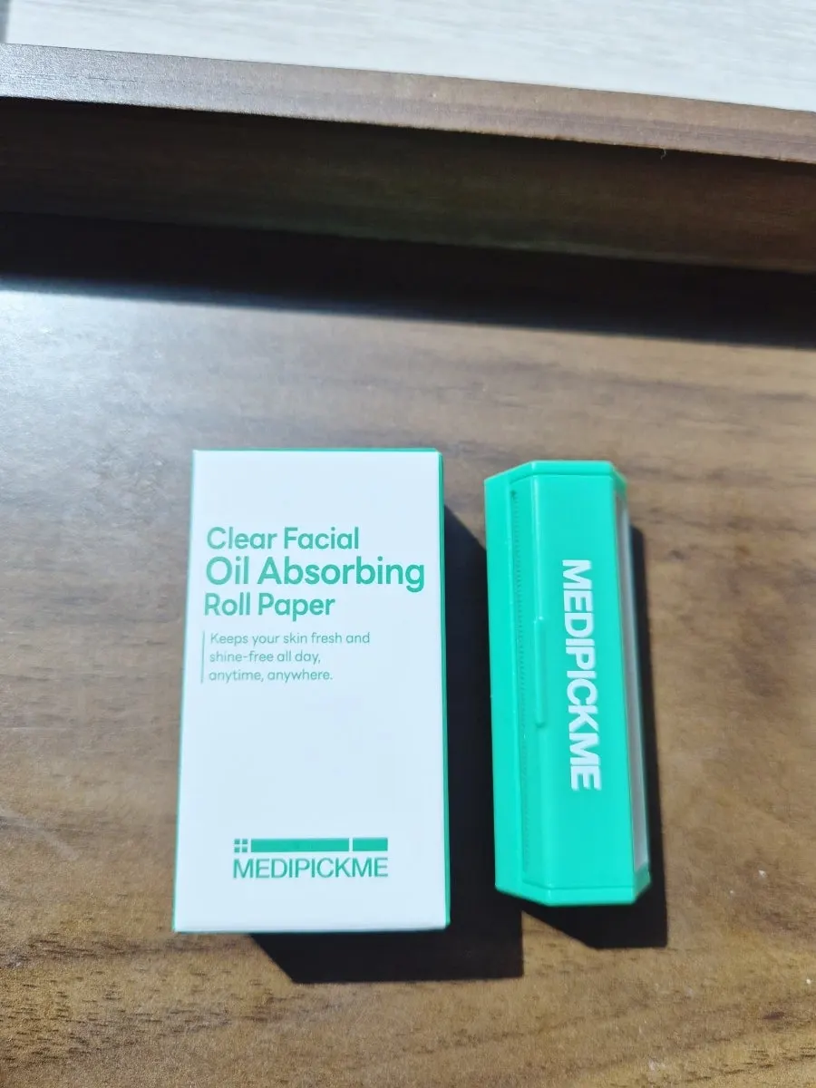 Blotting paper used by pulling out the roll