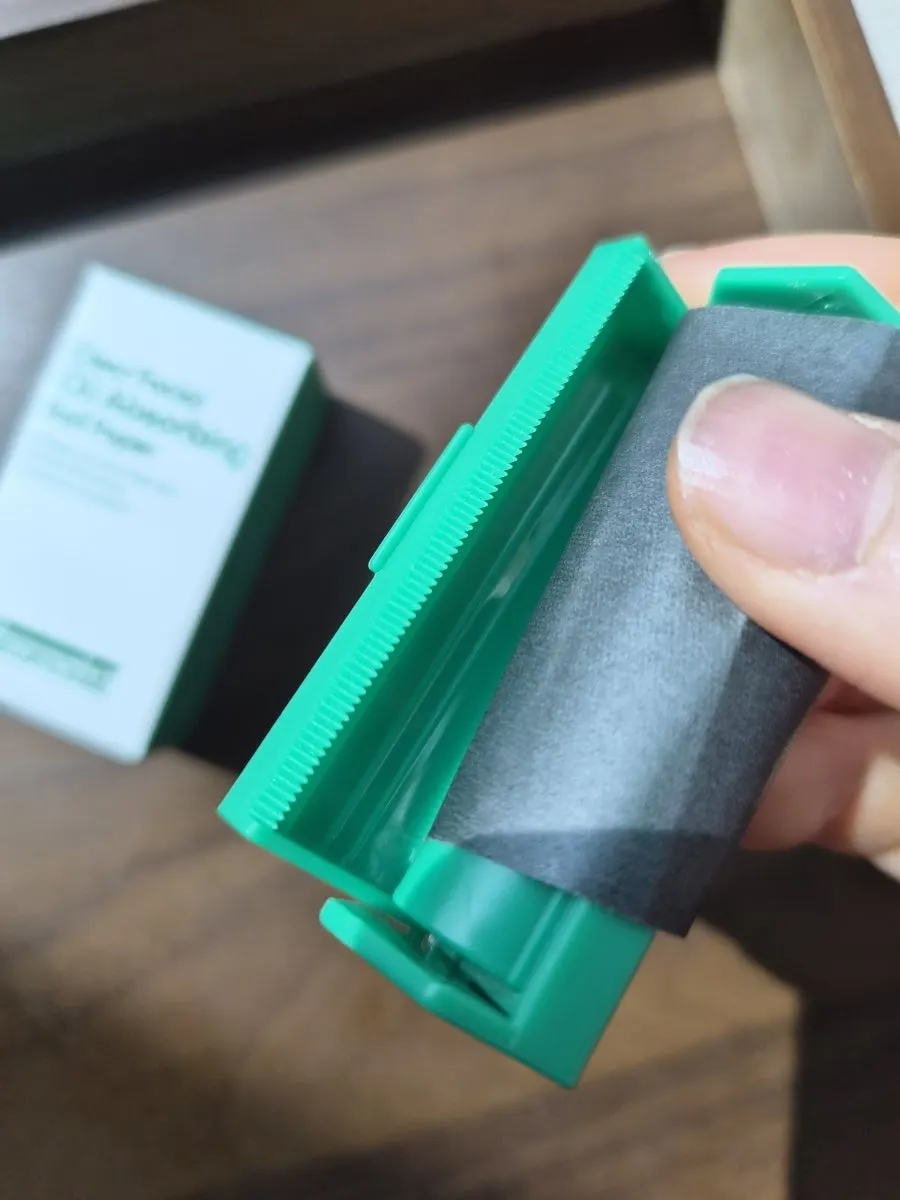 Replacing the roll blotting paper refill