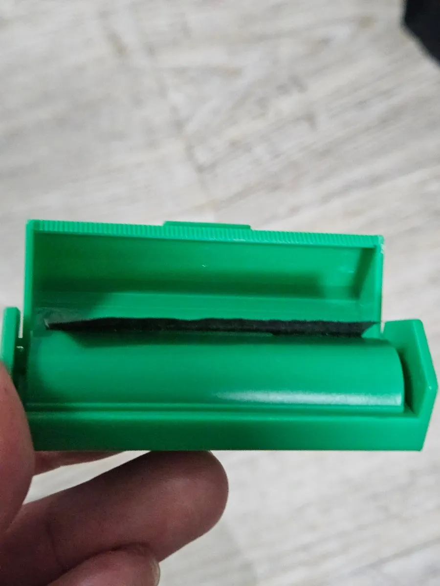 Roll oil blotting paper for makeup touch-ups
