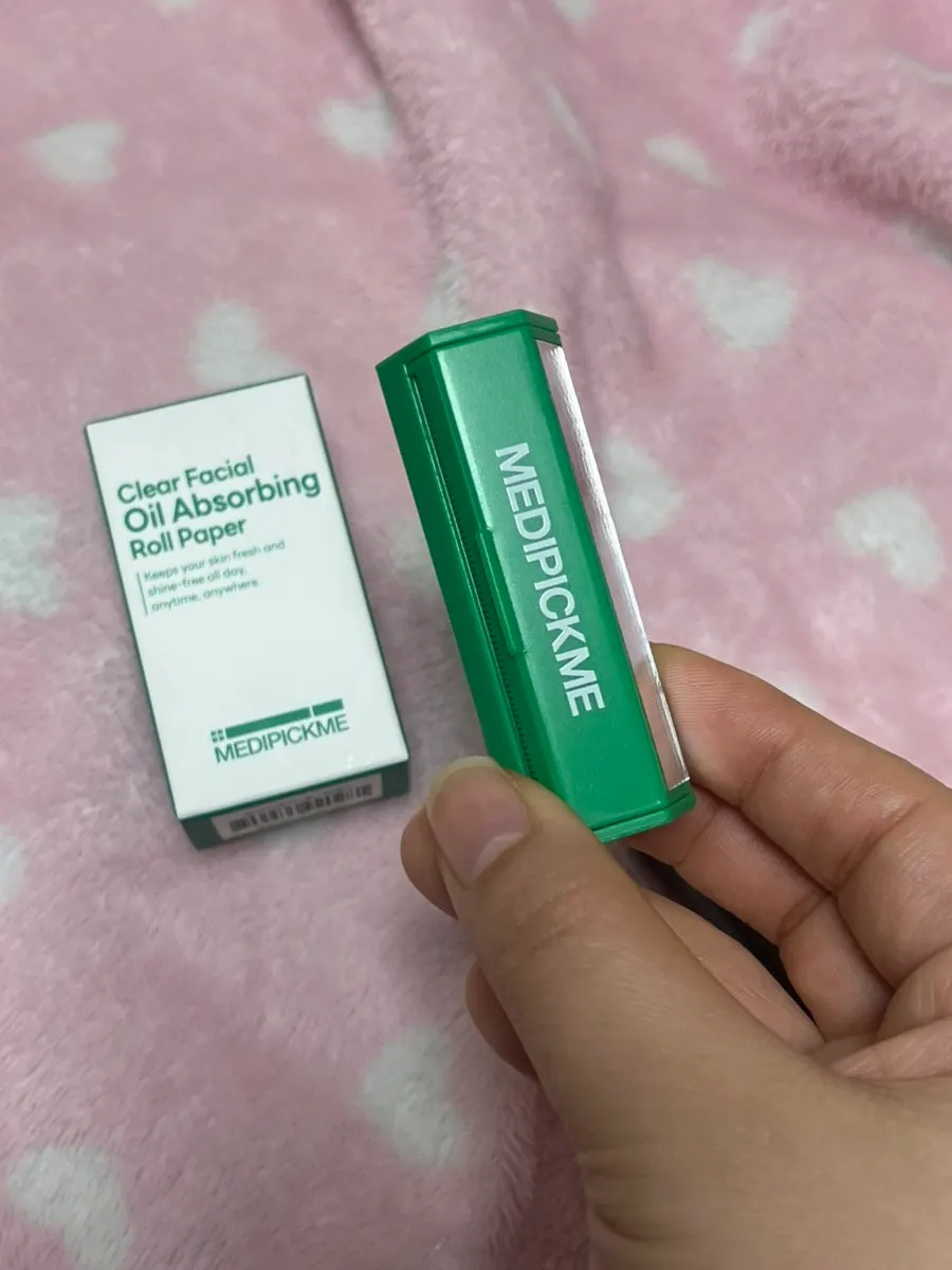 Roll oil blotting paper and hard case