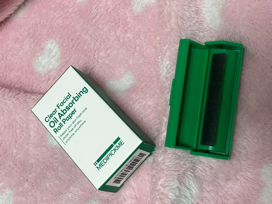 Using MEDIPICKME roll oil blotting paper