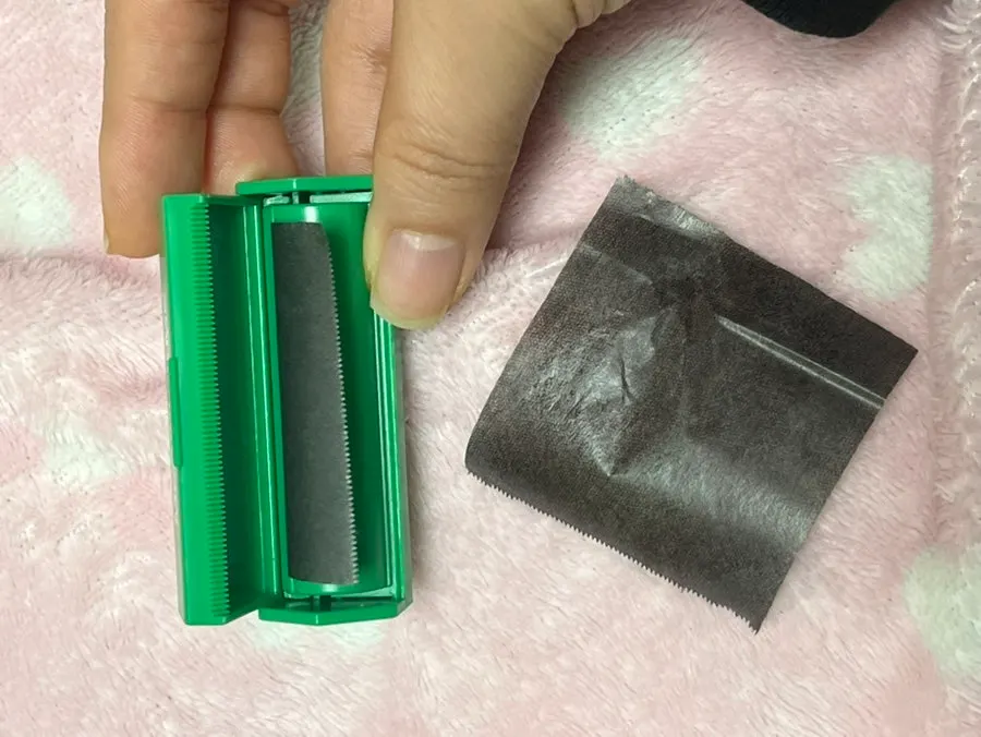 Roll oil blotting paper with replaceable refill