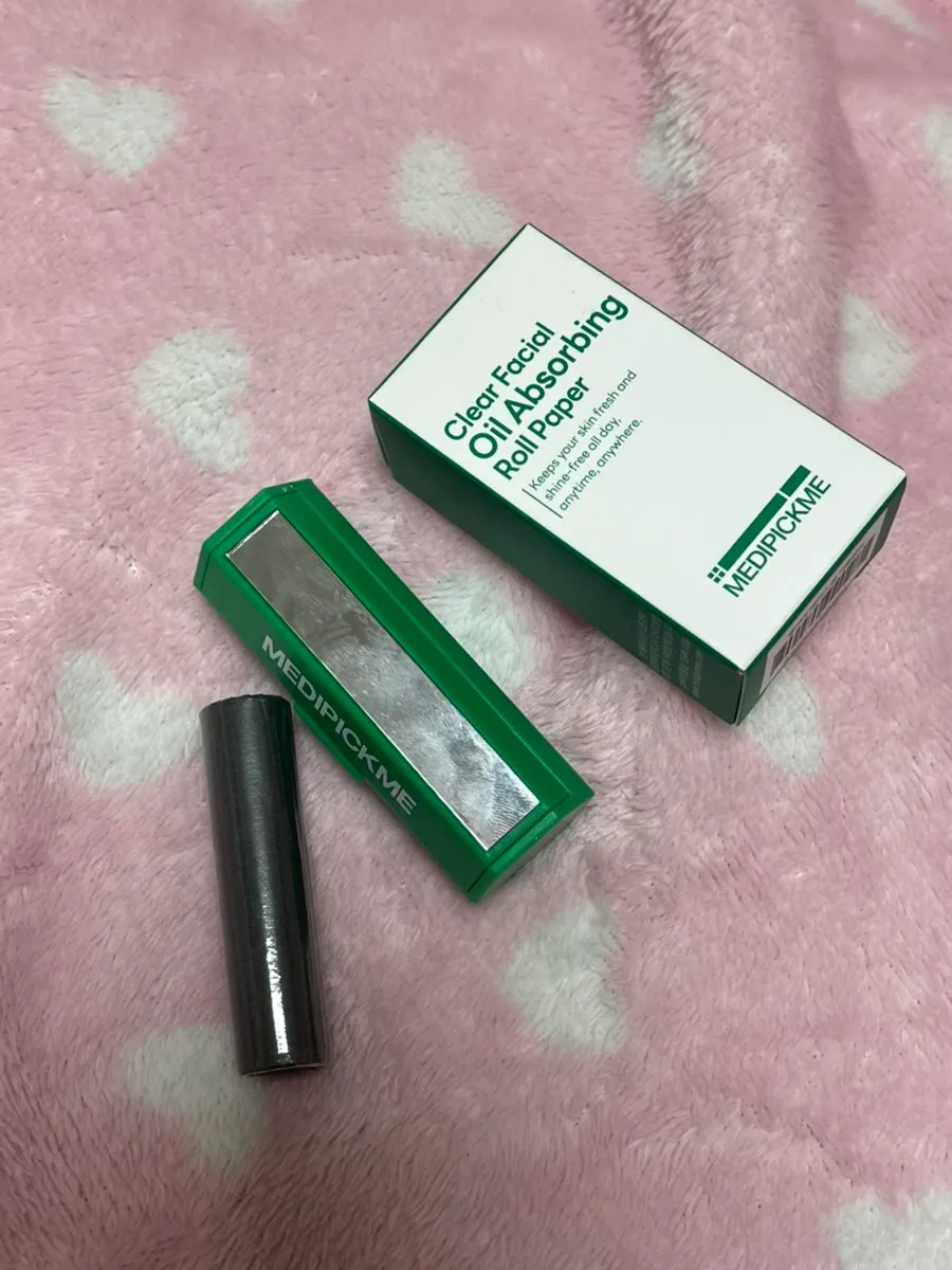 Controlling oil before touching up makeup
