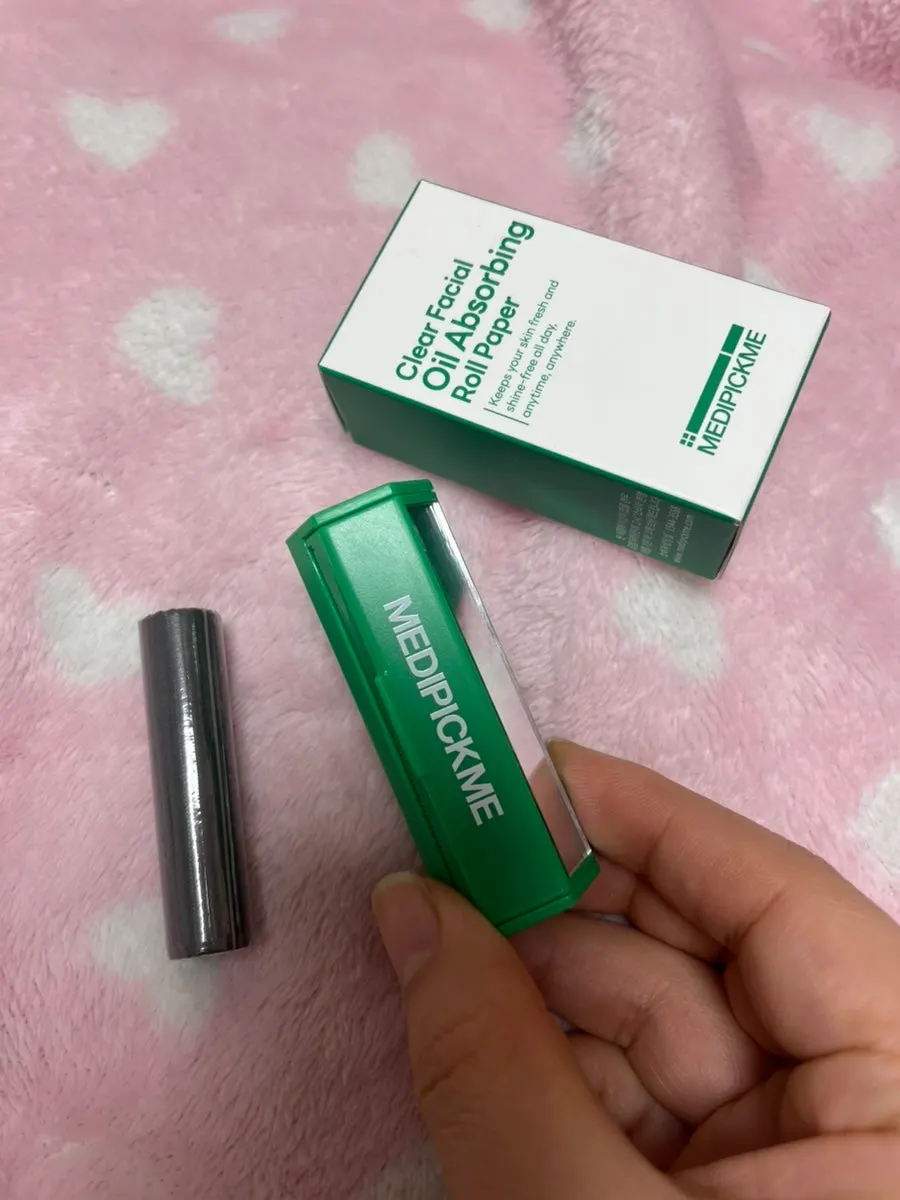 Oil blotting paper case with a mirror