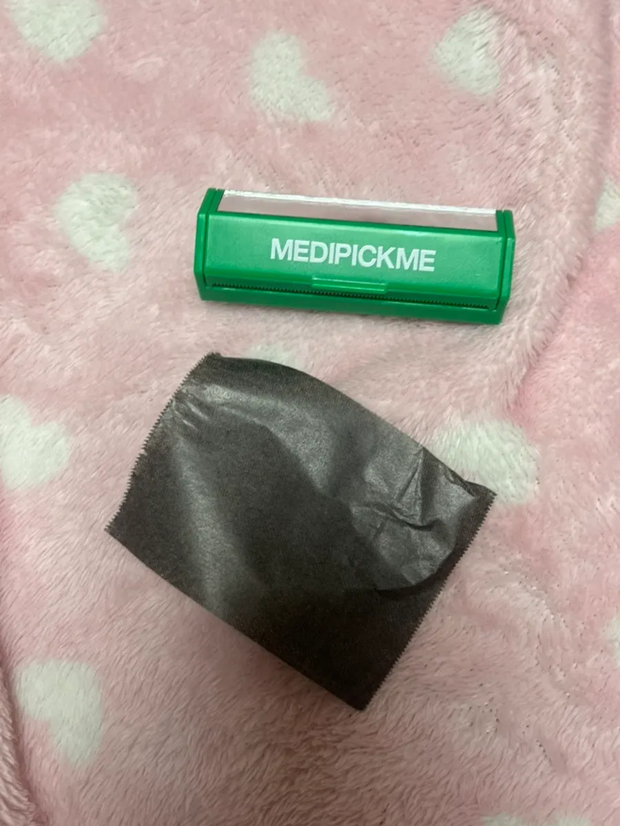 Roll oil blotting paper for makeup touch-ups