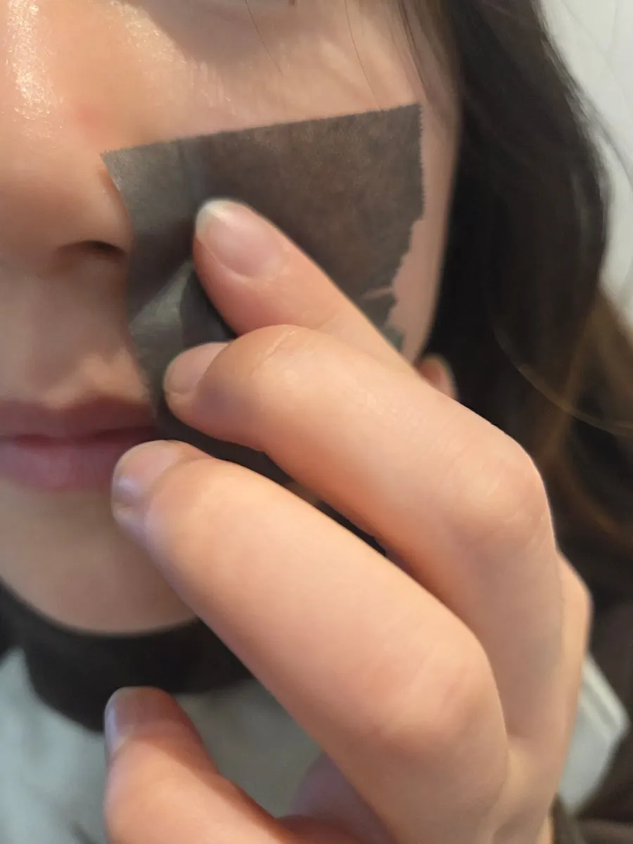 Pulling out and using roll-type oil blotting paper