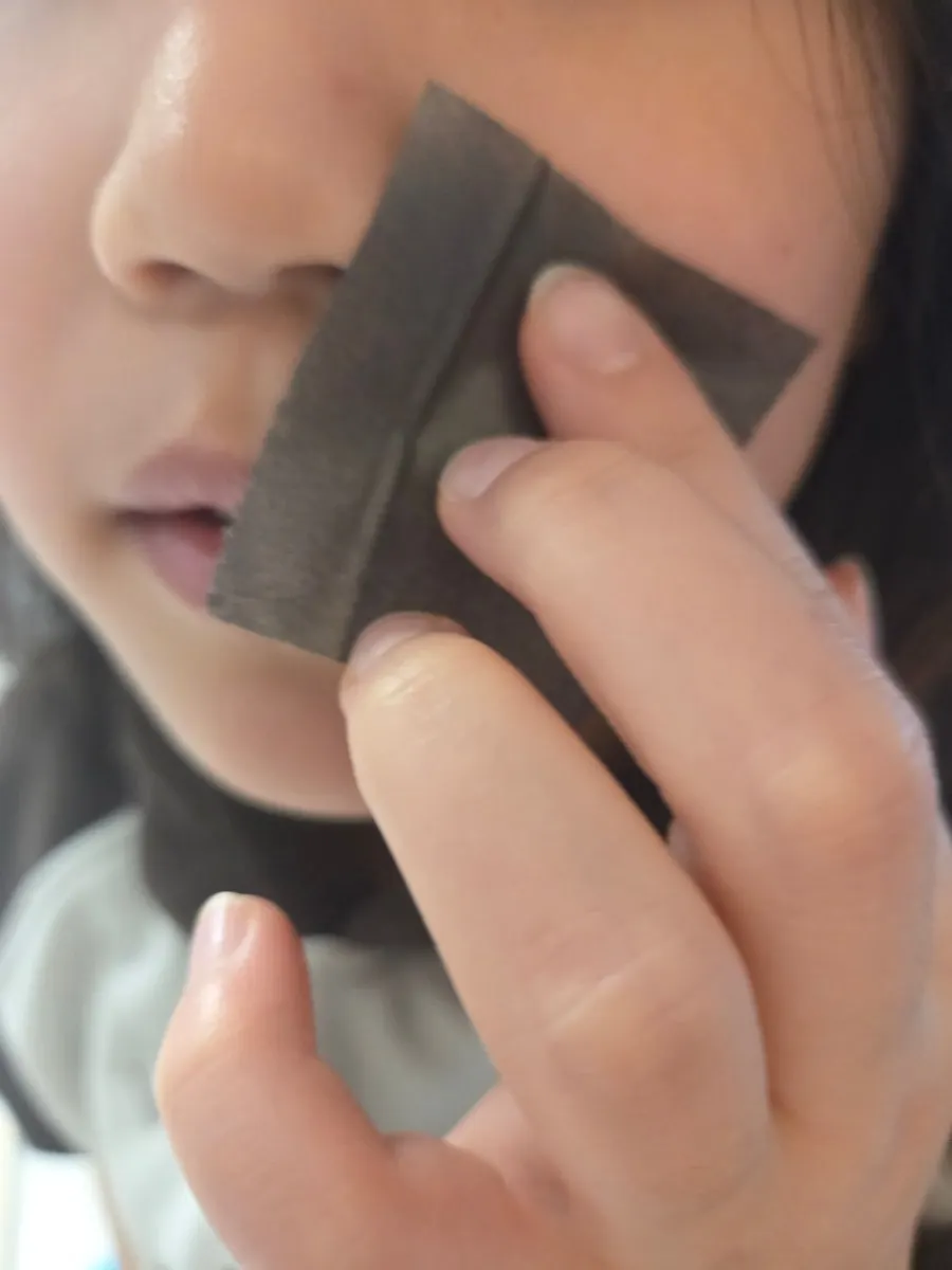 Roll-type oil blotting paper used to manage facial oil