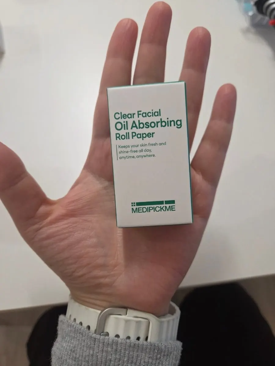 Roll-type oil blotting paper in a green case