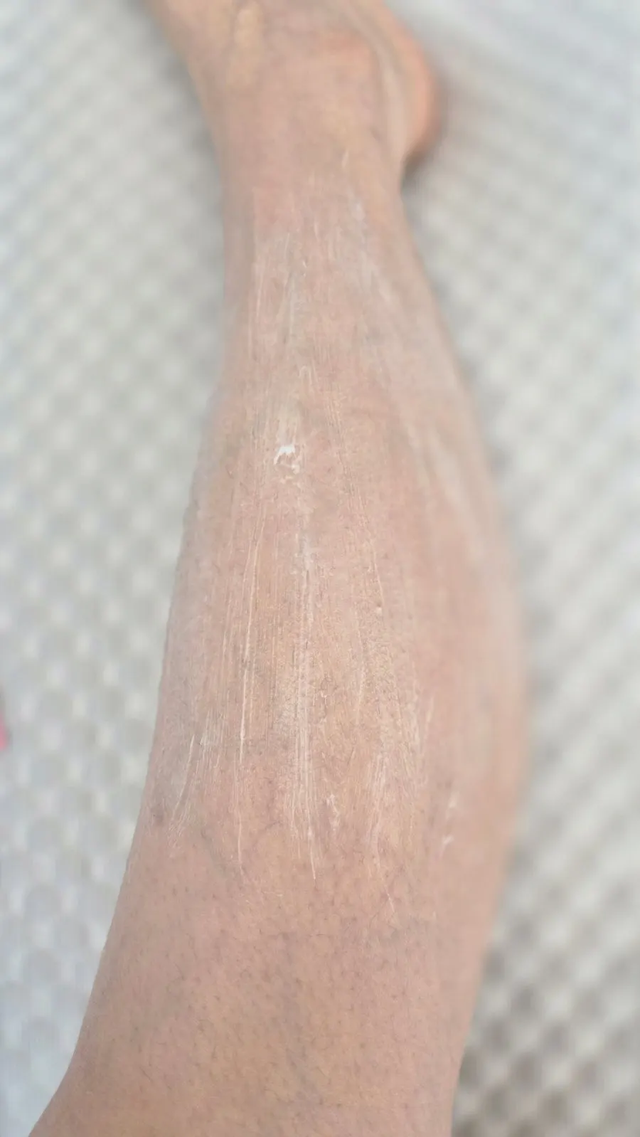 팔과 겨드랑이에도 쓸 수 있는 제모크림 튜브