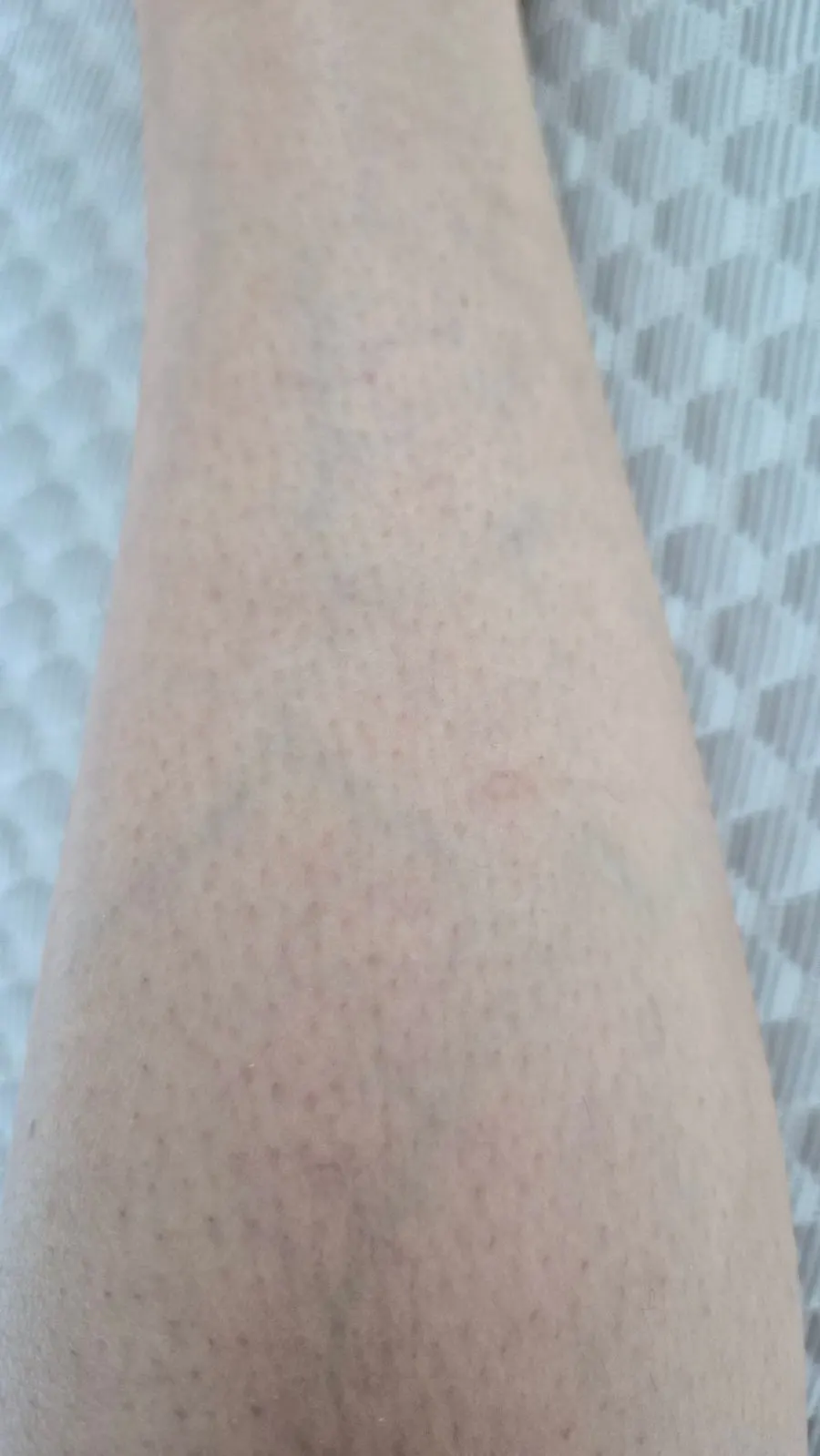 여름 물놀이 준비물과 함께 놓인 제모크림