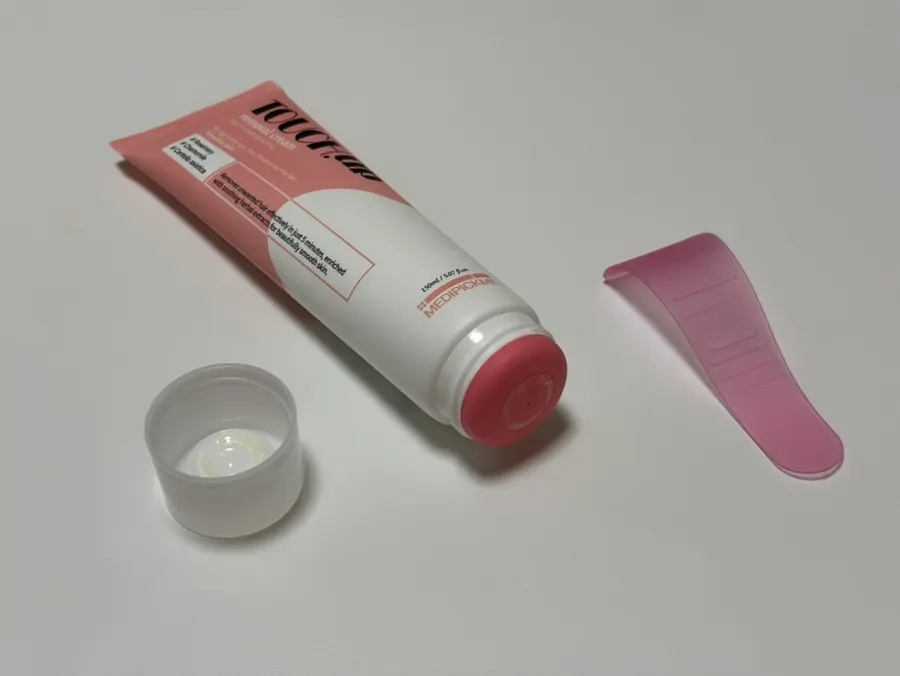 Holding the tube-style depilatory cream