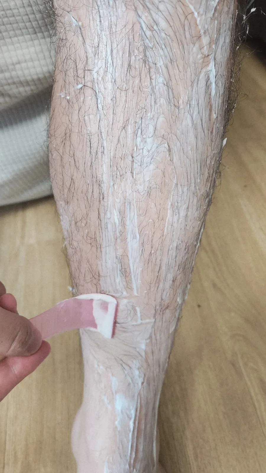 Preparing to use MEDIPICKME removal cream