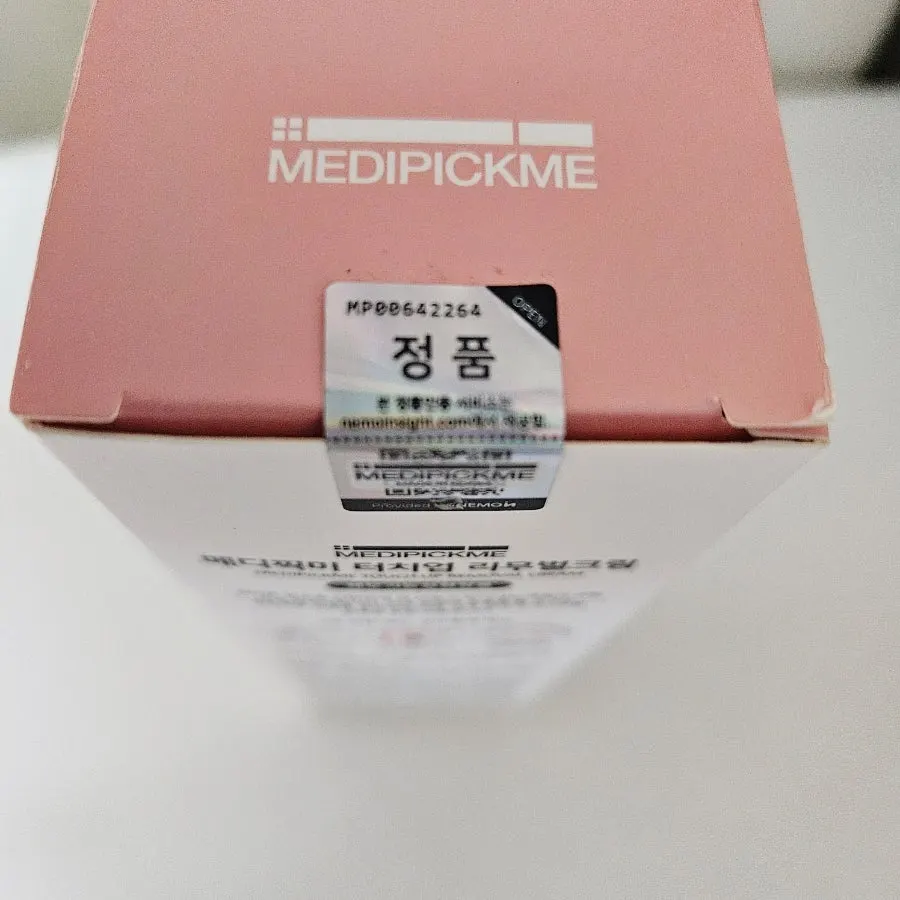 Silicone tip attached to the MEDIPICKME hair removal cream
