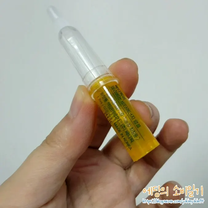 Ampoule with its dedicated adapter attached