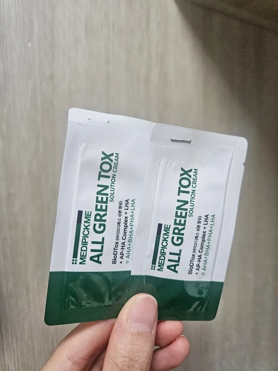 Cream samples enclosed in the leaflet