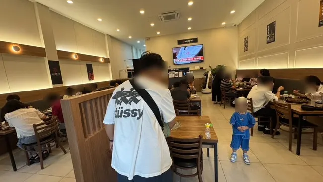 2인석과 4인석이 정갈하게 배치된 메이웨이 내부