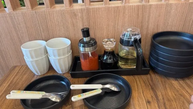어린이 식기가 놓인 메이웨이 테이블