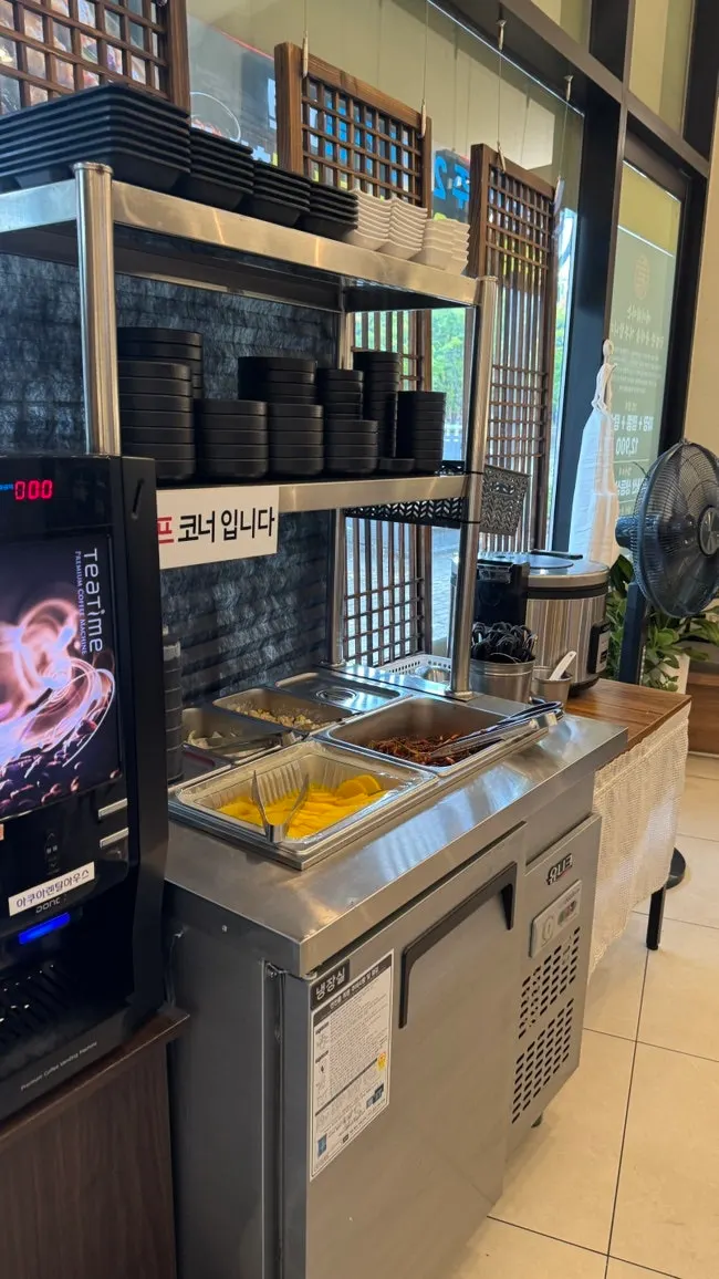 단무지와 파김치가 놓인 메이웨이 셀프바