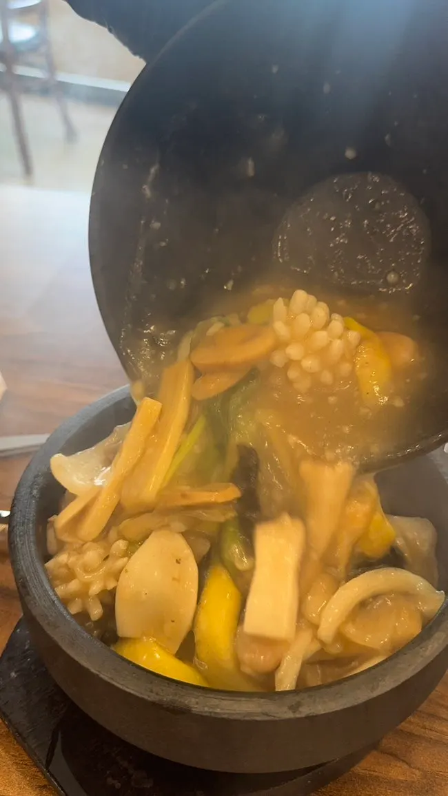김이 피어오르는 메이웨이 해물누룽지탕