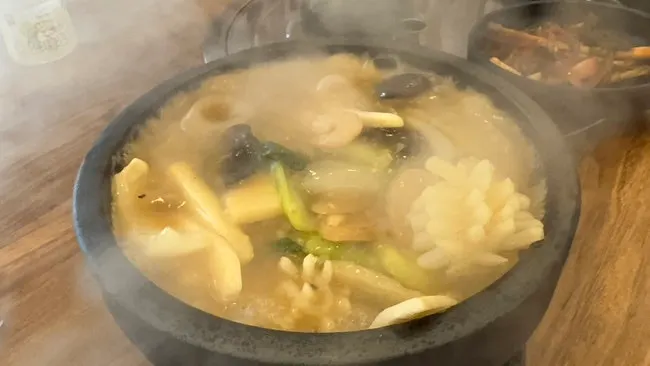 해산물과 버섯이 푸짐한 해물누룽지탕