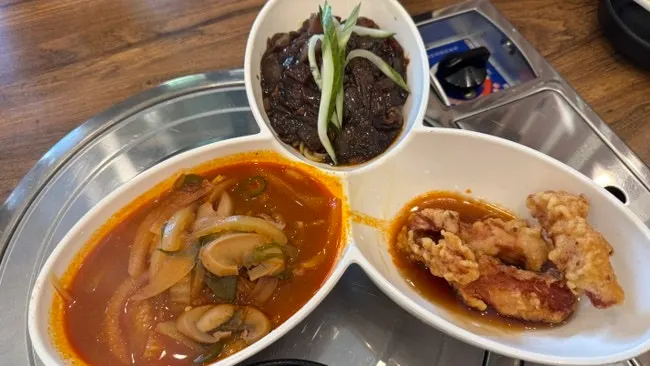짜장면 짬뽕 탕수육이 담긴 1인세트정식 삼분할 그릇