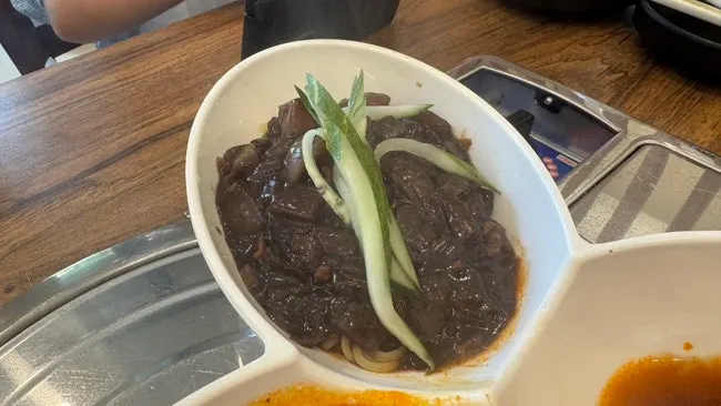 윤기 도는 1인세트정식 짜장면