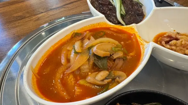 진한 국물의 1인세트 짬뽕