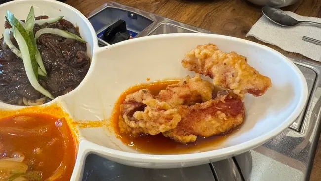 소스와 함께 나온 두툼한 탕수육