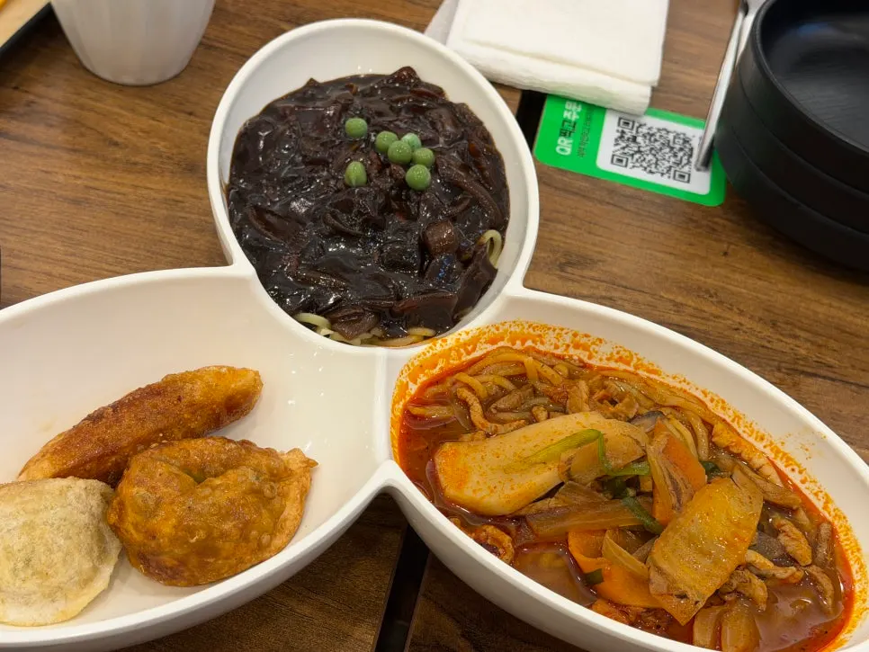 A plate of small-portion solo set menu items