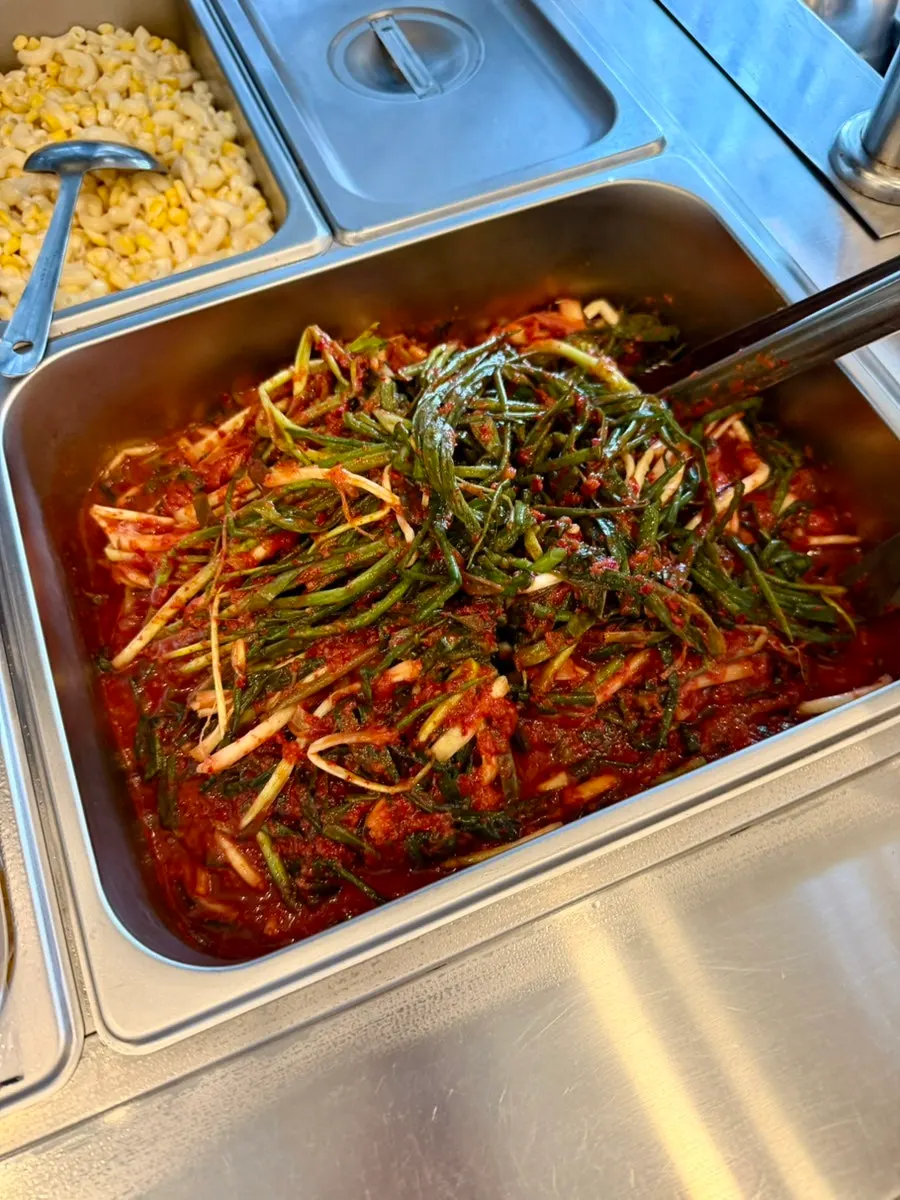 셀프바에 놓인 마카로니 콘샐러드