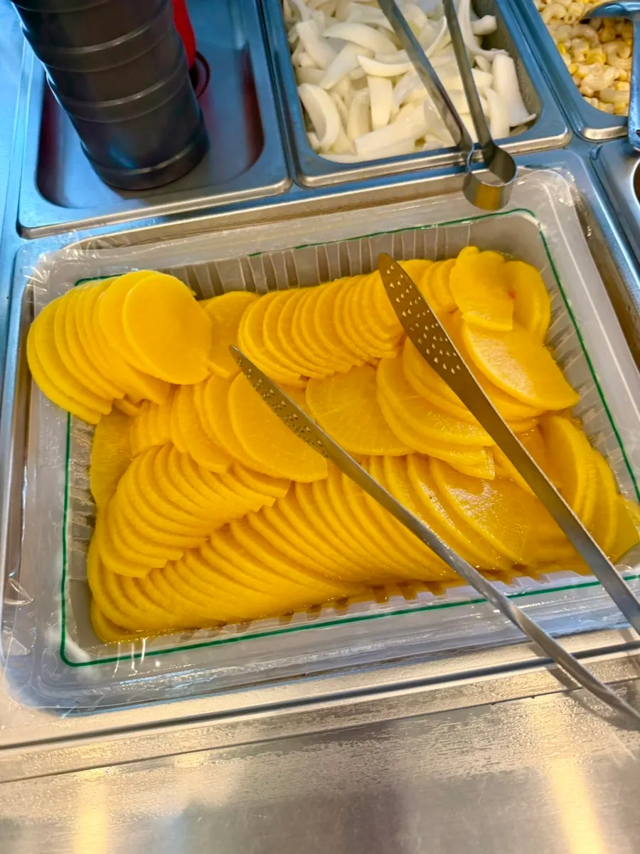 셀프바에 쌓인 파김치