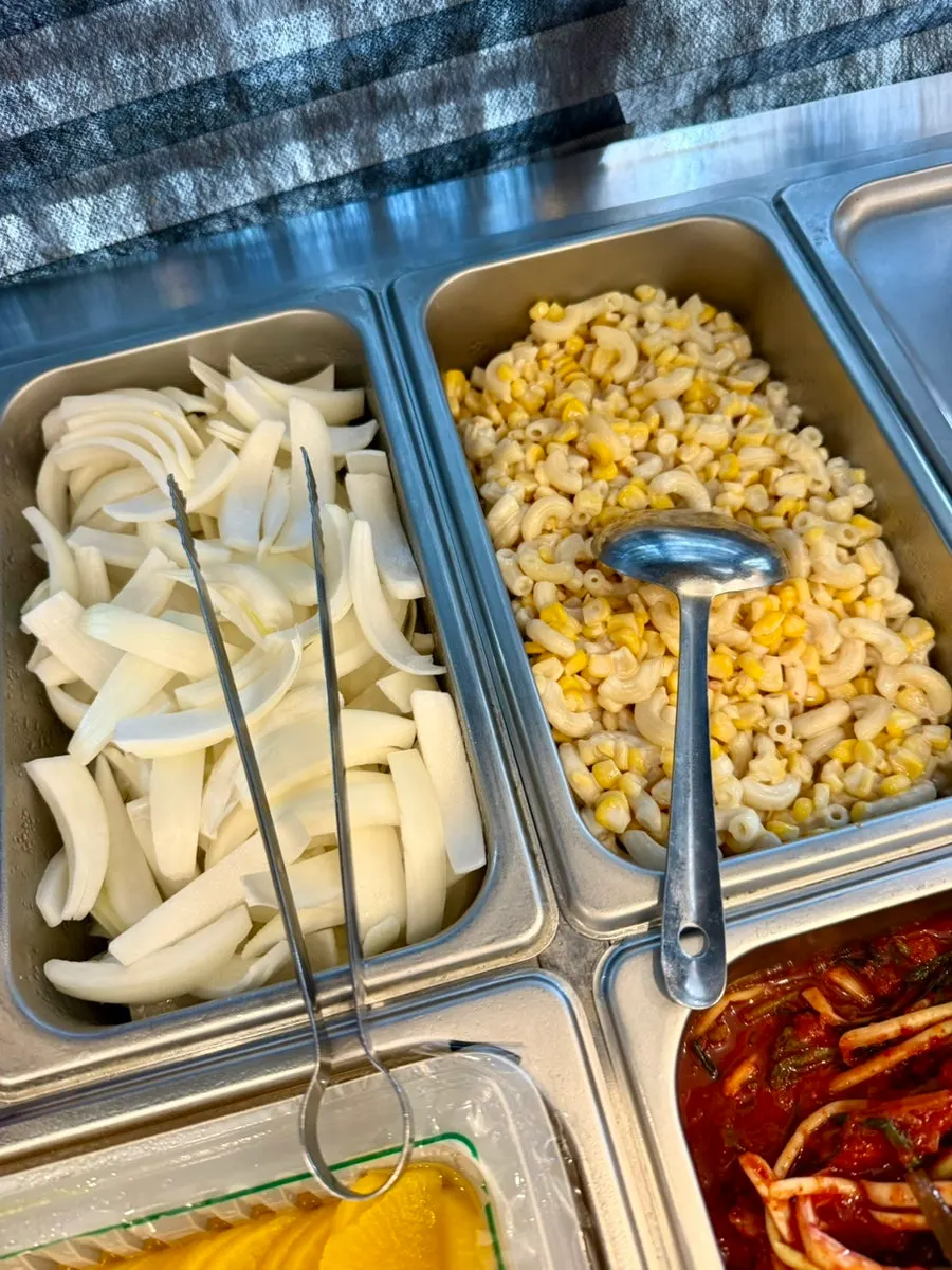 셀프바 양파와 반찬 통
