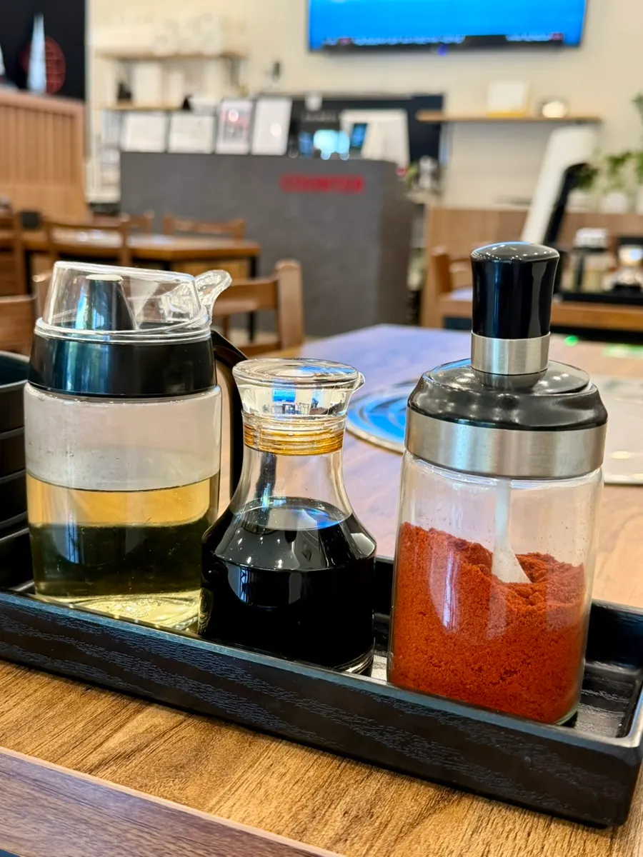접시에 담아온 셀프바 반찬