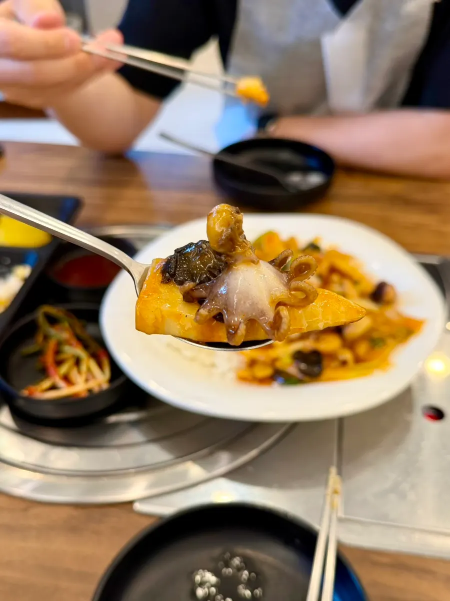 해물덮밥 속 죽순과 목이버섯