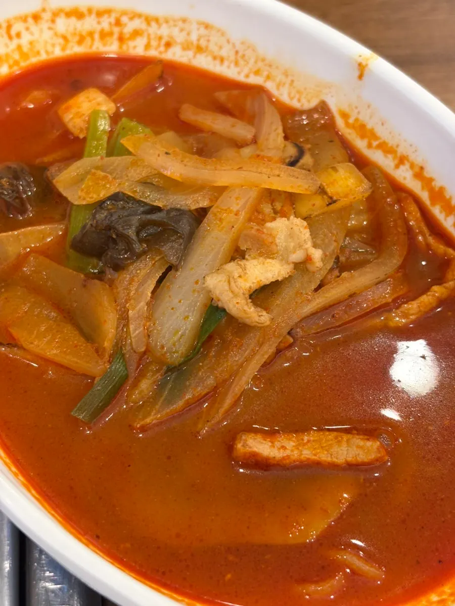 Jjajang and jjamppong served together in the 1-person set