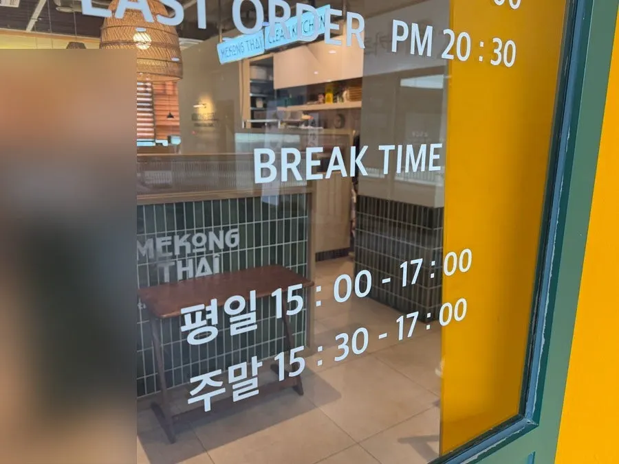 엘리베이터 앞 화사한 색감의 메콩타이 출입문