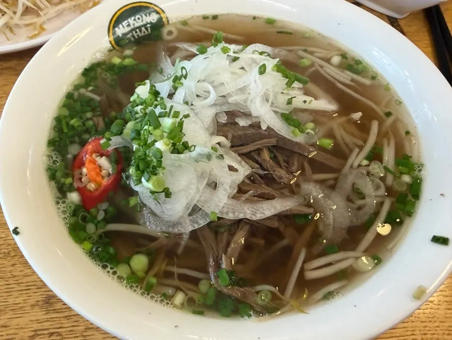 함께 차려진 소고기 쌀국수와 해산물 볶음밥