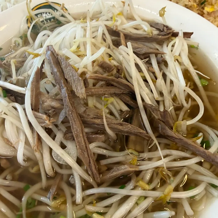소고기와 숙주가 듬뿍 올라간 소고기 쌀국수