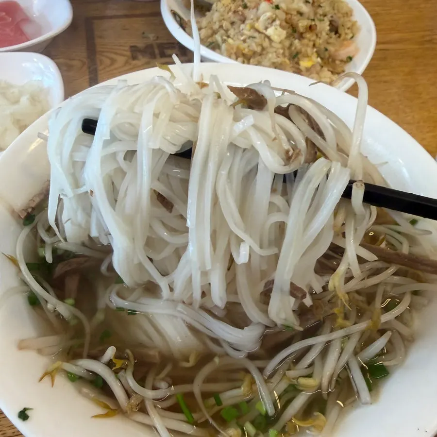 숟가락으로 떠올린 쌀국수 국물
