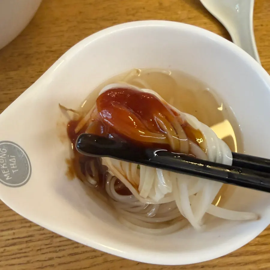 앞접시에 덜어낸 쌀국수 소고기