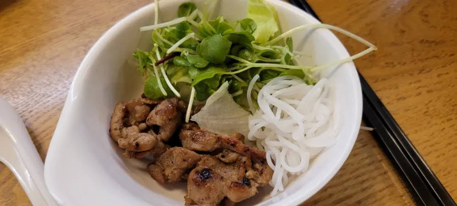 부드러운 분짜 고기 한 점
